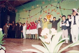 文藝演出 藝術(shù)之光照亮心靈